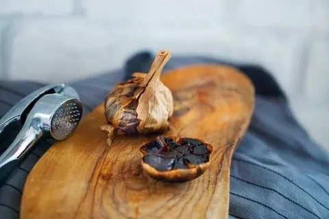 تصویر 1 از سیر سیاه رشت بدون افزودنی شیمیایی و کاملاً طبیعی